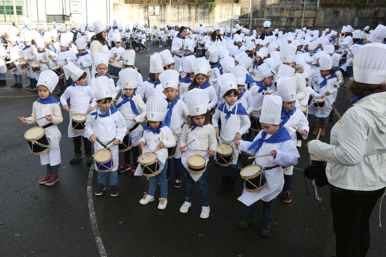 Los escolares de Zuhaisti, en Gros, de Santa Teresa en el Antiguo y de la ikastola de Altza han hecho sonar son tambores y barriles y han adelantado la fiesta de San Sebastián