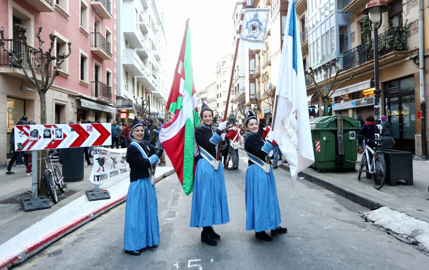 El Tamborrada Antiguoko Kirol Elkartea ha vuelto a poner la nota de color por la tarde a las calles del Antiguo