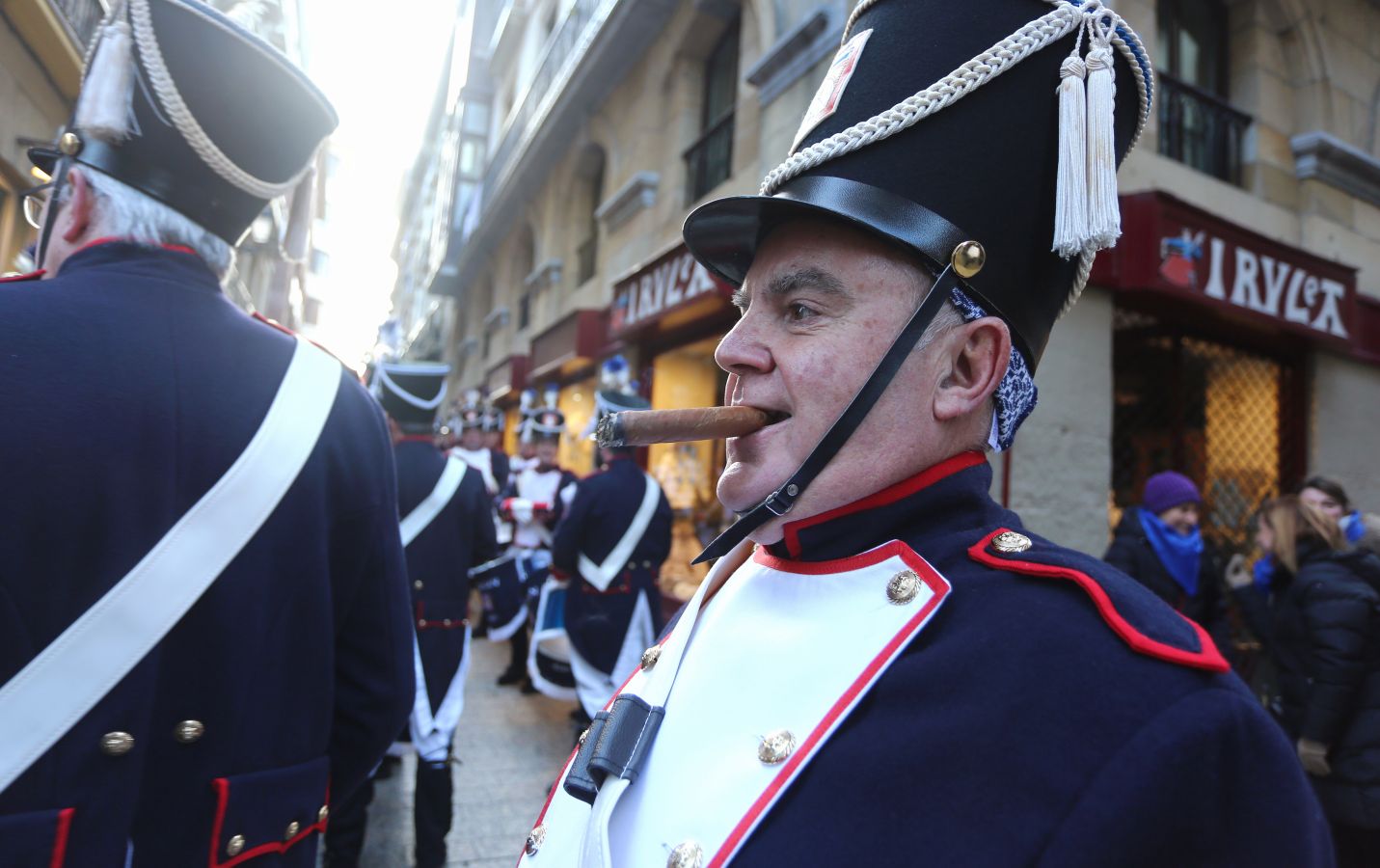 La Tamborrada Zubi Gain como es costumbre ha recorrido por la tarde las calles de la Parte Vieja donostiarra