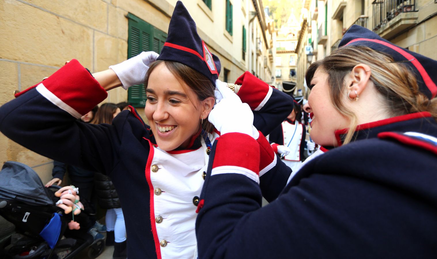 La Tamborrada Zubi Gain como es costumbre ha recorrido por la tarde las calles de la Parte Vieja donostiarra