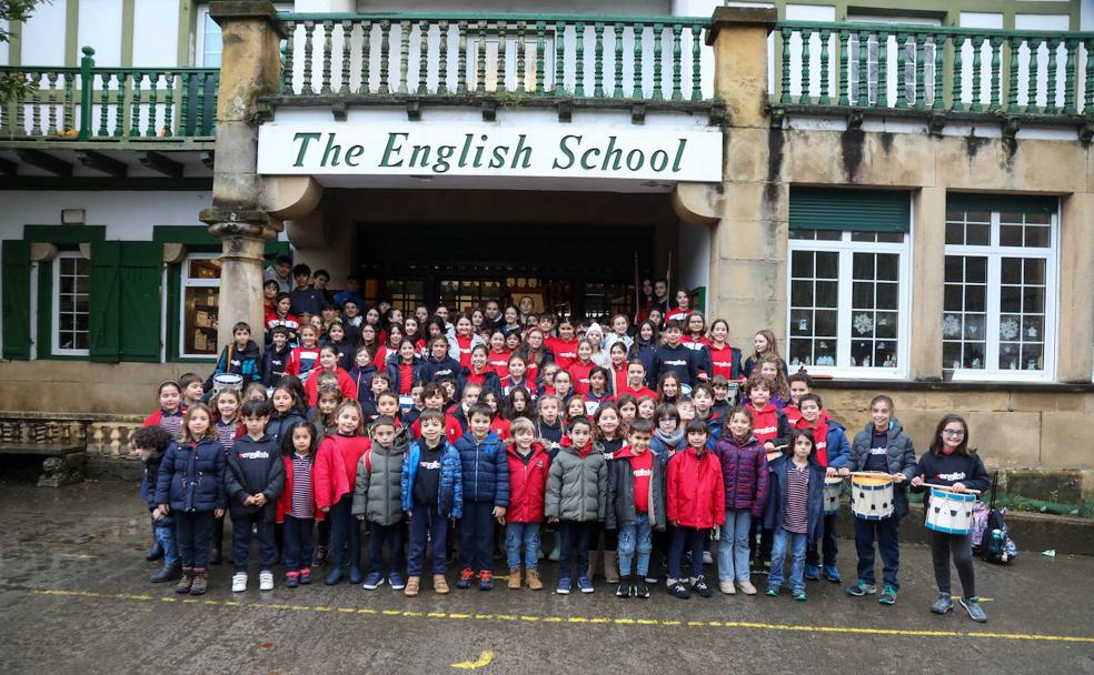 Los miembros del The English School de Donostia que desfilarán en la tamborrada infantil. 