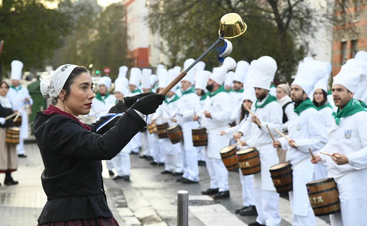 Tamborrada 2023: El tiempo respeta a los tambores, que inundan de música y fiesta las calles de Donostia