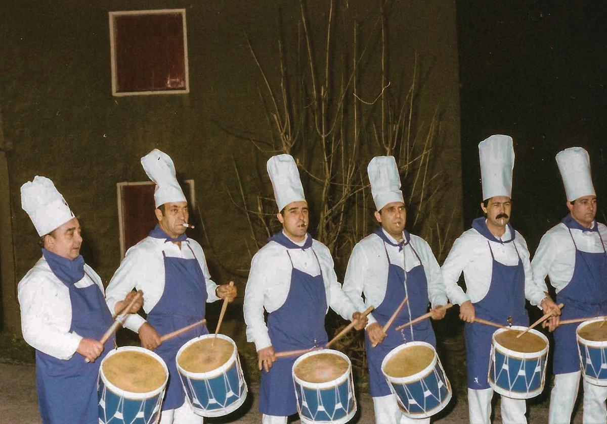 Mons, la primera tamborrada que tocó en el extranjero, cumple 40 años y estrena Tambor Mayor