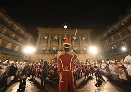 La Unión Artesana, el pasado año en la plaza de la Constitución con tambores, cocineros y aguadoras.
