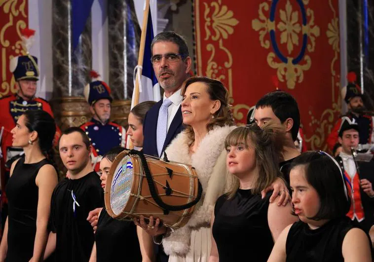 Isabel Verdini posa con el Tambor de Oro junto al alcalde de Donostia, Eneko Goia, y varios de los integrantes de su compañía de danza.
