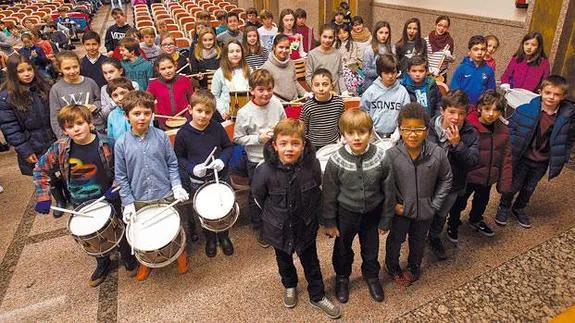 Los componentes de la primera compañía de la tamborrada infantil de Summa Aldapeta 2015.