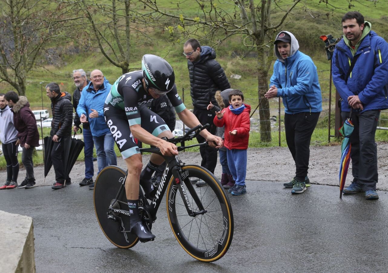 El alemán Maximilian Schachmann (Bora) ha ganado la contrarreloj de Zumarraga y se convierte en el primer líder de la Vuelta al País Vasco 2019.