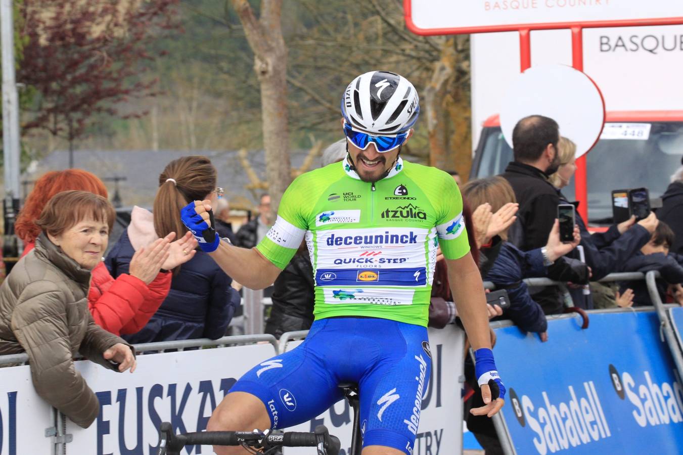 El pelotón de la Itzulia recorre los 149,5 kilómetros de le segunda etapa entre Zumarraga y Gorraiz.