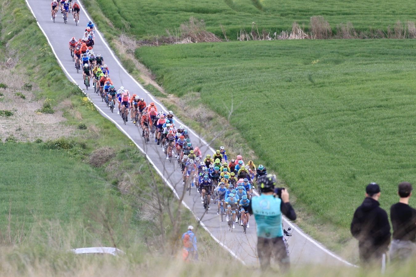 El pelotón de la Itzulia recorre los 149,5 kilómetros de le segunda etapa entre Zumarraga y Gorraiz.