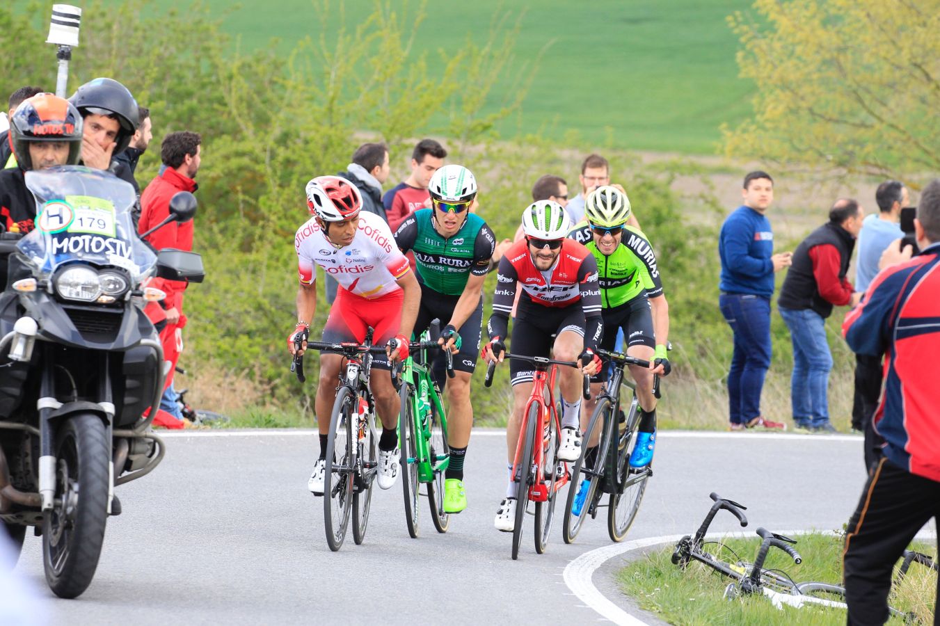 El pelotón de la Itzulia recorre los 149,5 kilómetros de le segunda etapa entre Zumarraga y Gorraiz.