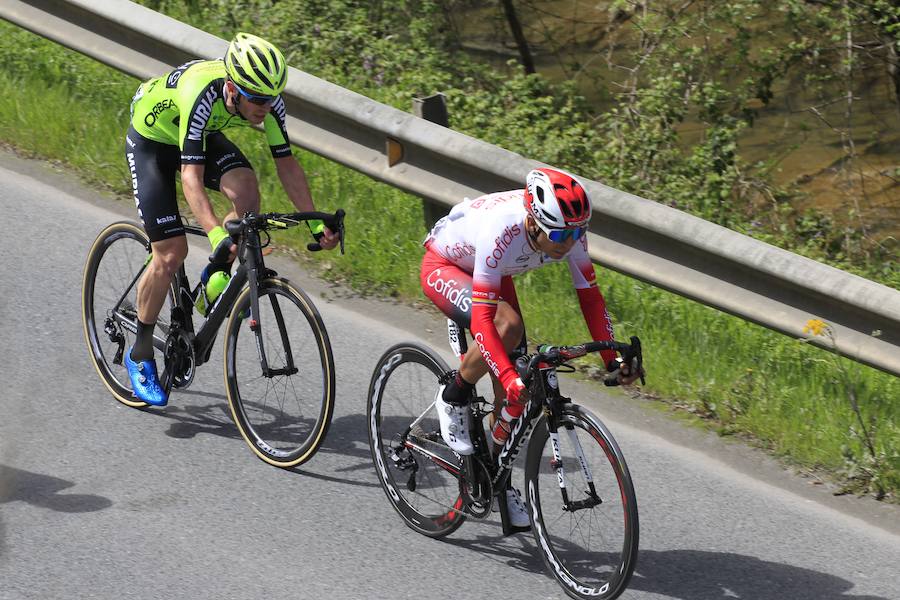 El pelotón de la Itzulia recorre los 149,5 kilómetros de le segunda etapa entre Zumarraga y Gorraiz.