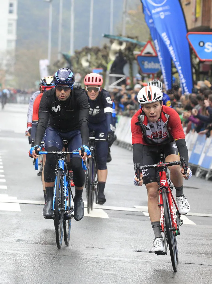 Los ciclistas participantes en la Itzulia 2019 ruedan entre Vitoria y Arrigorriaga