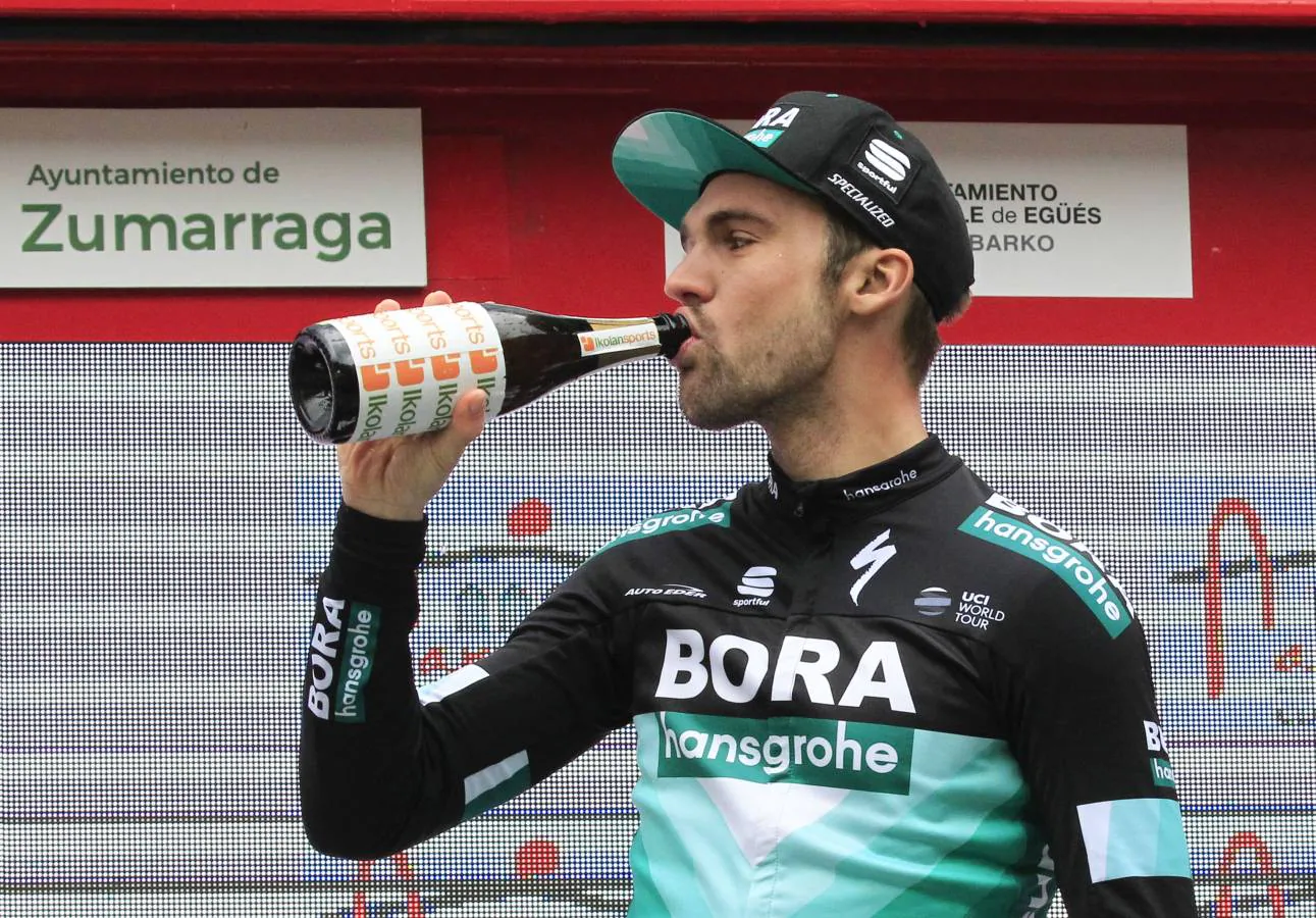 Los ciclistas participantes en la Itzulia 2019 ruedan entre Vitoria y Arrigorriaga