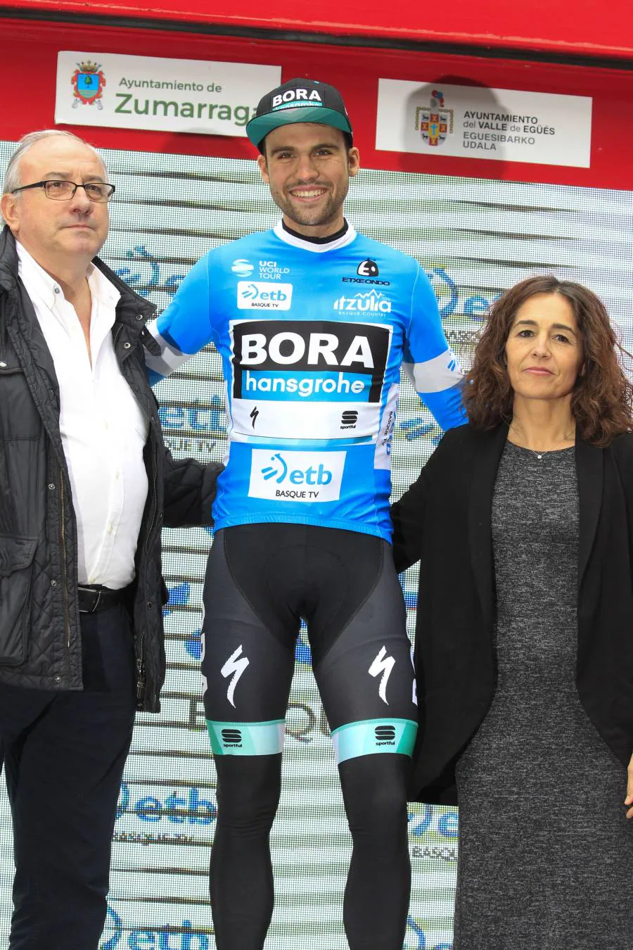 Los ciclistas participantes en la Itzulia 2019 ruedan entre Vitoria y Arrigorriaga