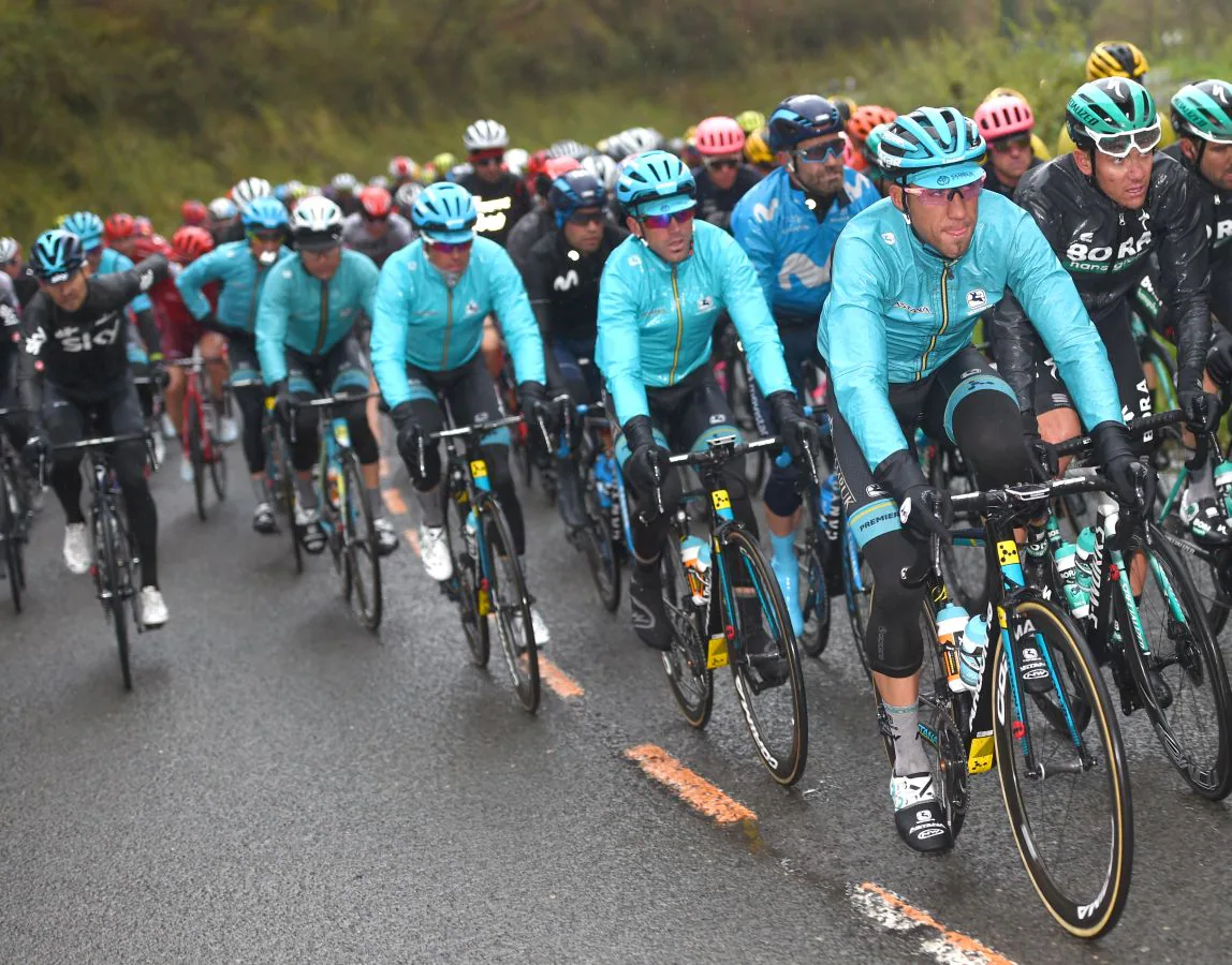 Los ciclistas participantes en la Itzulia 2019 ruedan entre Vitoria y Arrigorriaga