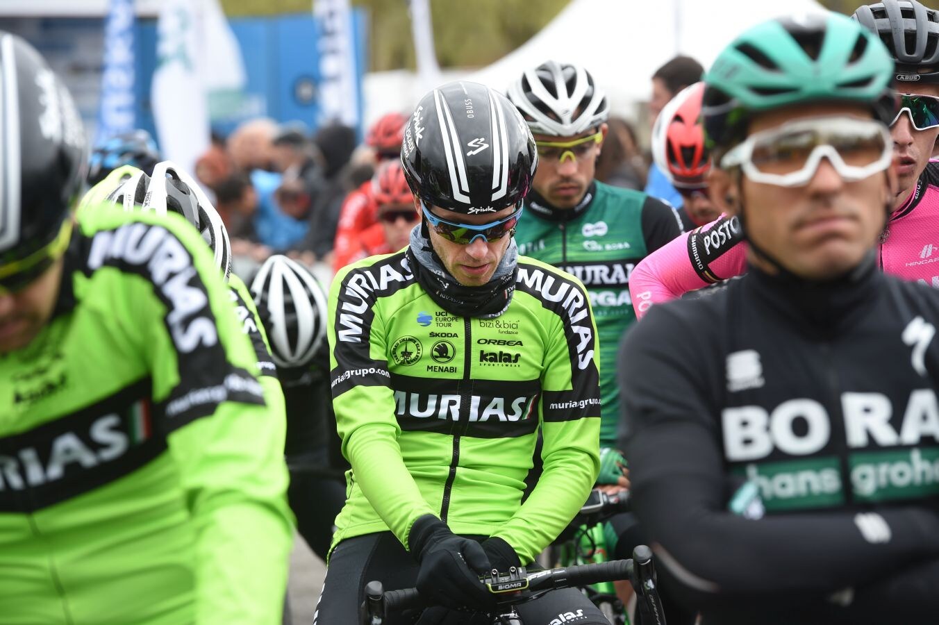 Los ciclistas participantes en la Itzulia 2019 ruedan entre Vitoria y Arrigorriaga