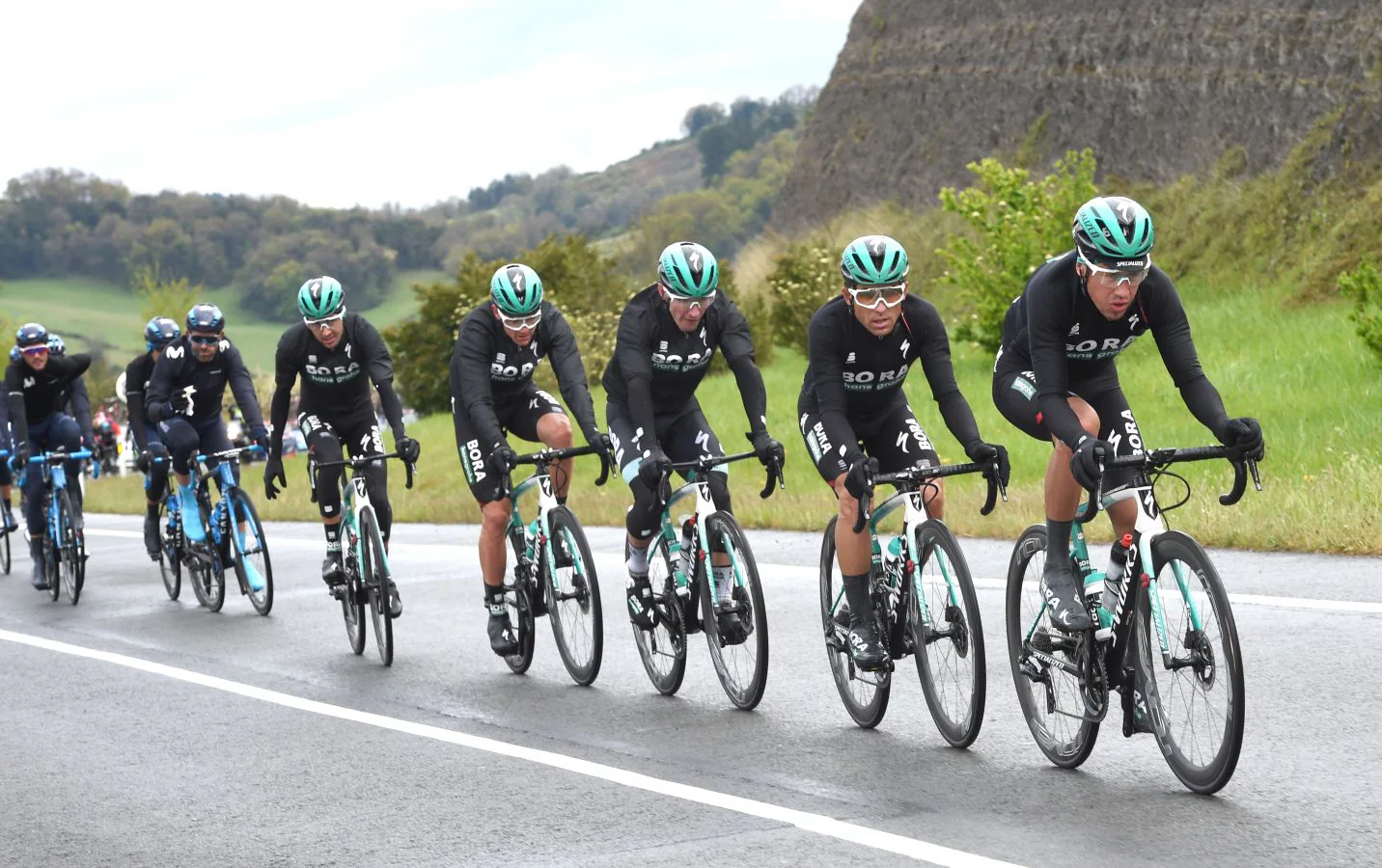 Los ciclistas participantes en la Itzulia 2019 ruedan entre Vitoria y Arrigorriaga