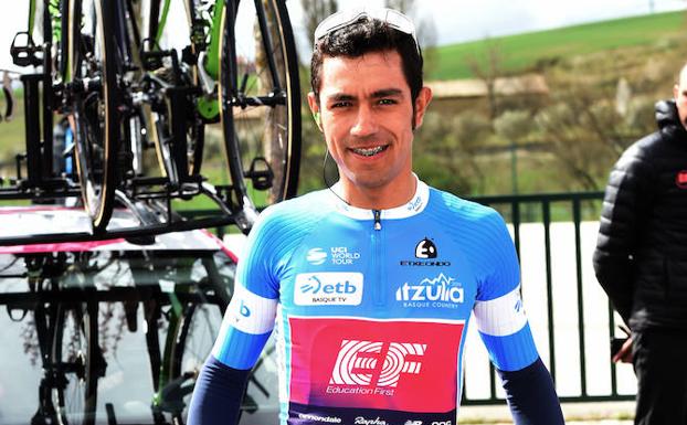 Daniel Martínez posa con el maillot azul que le distingue como mejor joven de la carrera.