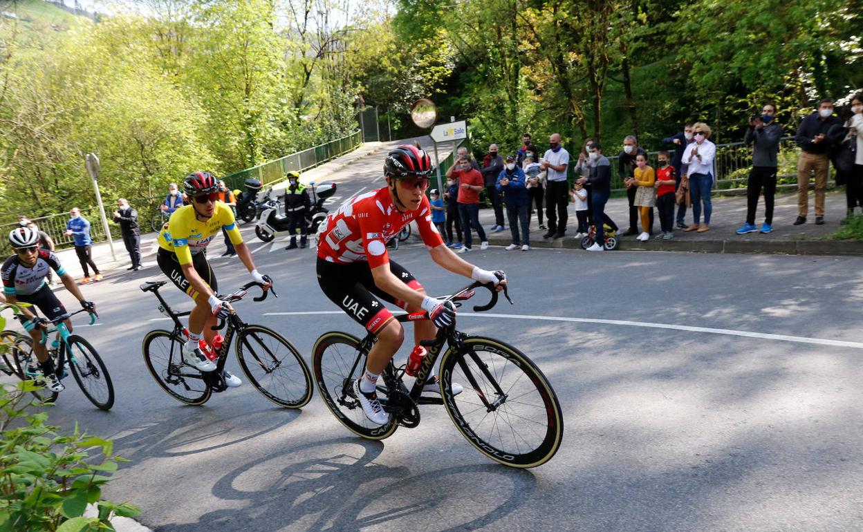 Pogacar tira de McNulty durante la primera ascensión a Arrate en la etapa final de la Itzulia.