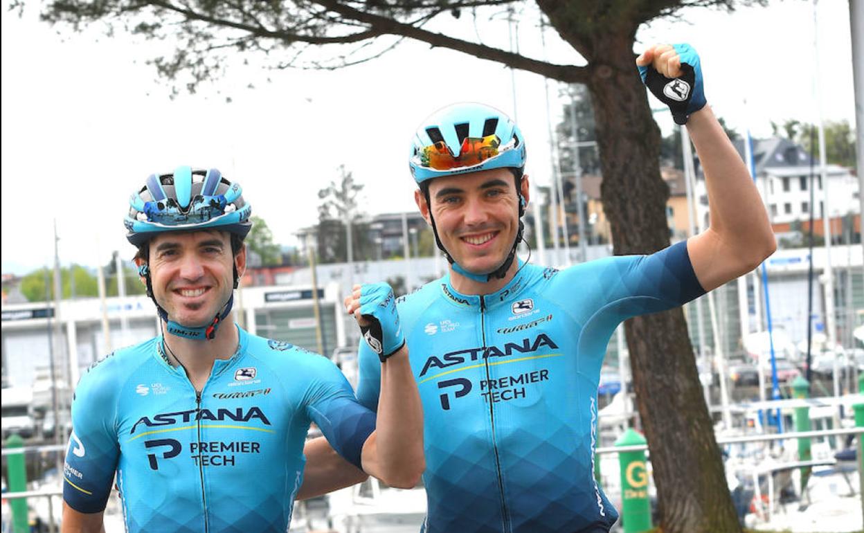 Ion Izagirre y Alex Aranburu posan juntos para celebrar sus victorias de etapa de la Itzulia.