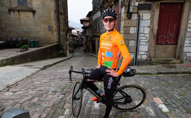 Xabier Mikel Azparren | Ciclista del Euskaltel: «Subo puertos con la cabra para trabajar la postura y la técnica»