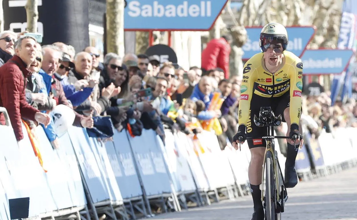 Primoz Roglic entra en línea de meta en Hondarribia.