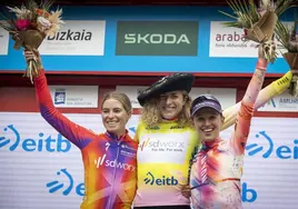 Demi Vollering, Marlen Reusser y Katarzyna Niewiadoma, en el podio final de 2023