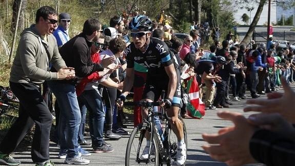 Henao, durante una etaà de la Vuelta al País Vasco.