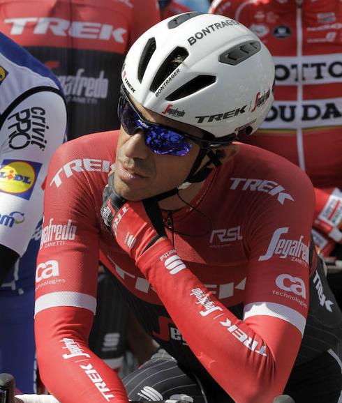 Alberto Contador, este martes en la salida de la etapa en Pamplona. 