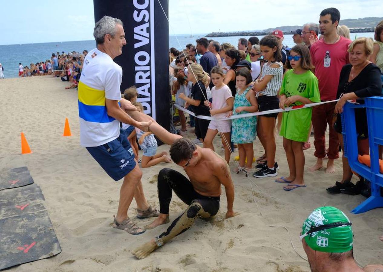 Los 400 nadadores de la prueba larga han completado los 2.600 metros en el espigón de Kai Zaharra hasta su término.