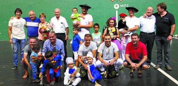 Foto de los participantes y familiares del 'XIII Memorial Xabi Aiestaran'. 