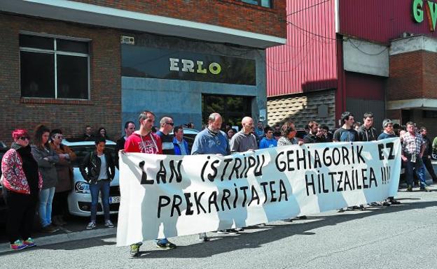 Protesta de los empleados de Erlo Group de Azkoitia, donde falleció un trabajador en mayo tras quedar aplastado por una máquina. 