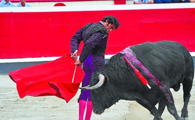 Luis Antonio Gaspar, Paulita, el único que logró cortar una oreja ayer, da un pase de muleta a su enemigo en el cierre de la Feria de San Ignacio. 