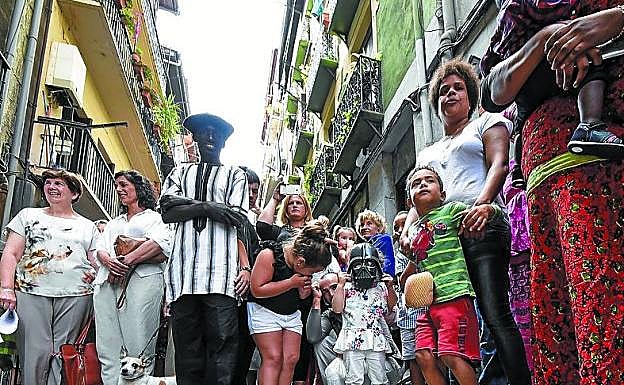 Algunos momentos del pintxo pote musical senegalés que se celebró en la calle Herreros y al que fue invitada la alcaldesa, Olatz Peon. 
