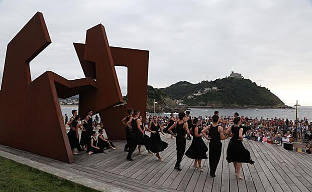 Kresala ha protagonizado un espectacular montaje de su coreografía ‘Rodchenko’ en el inusual marco del Paseo Nuevo