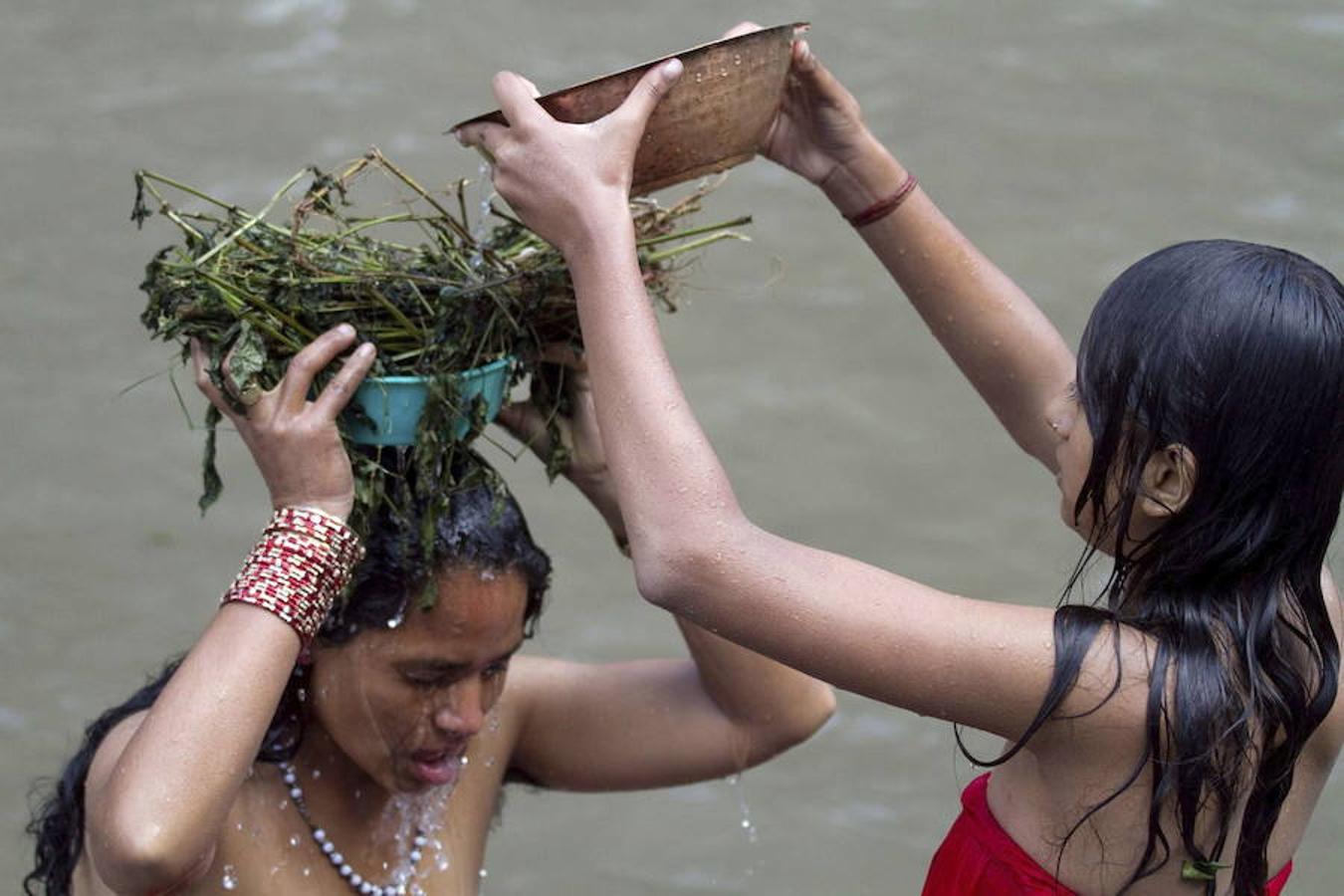 Mujeres nepalíes durante la celebración del Festival Rishi Panchami en el río Bagmati, en Kathmandu, Nepal, con el que finalizan los tres días de ayuno y oración para pedir por la buena salud de sus maridos.
