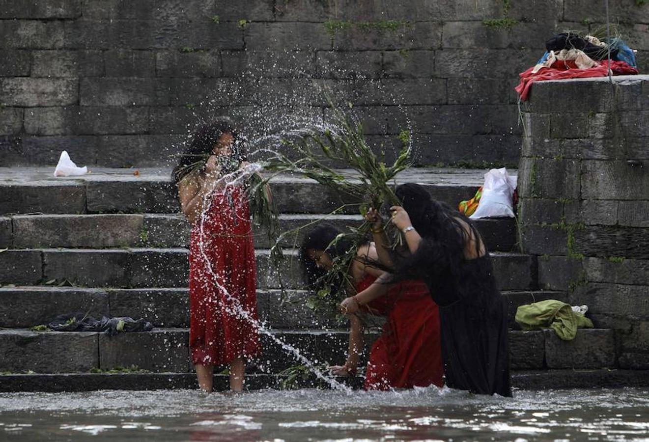 Mujeres nepalíes durante la celebración del Festival Rishi Panchami en el río Bagmati, en Kathmandu, Nepal, con el que finalizan los tres días de ayuno y oración para pedir por la buena salud de sus maridos.