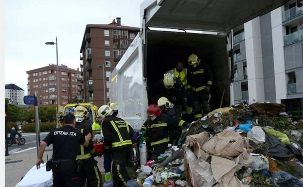 Rescatan a un hombre del interior de un camión de recogida de basuras en Vitoria