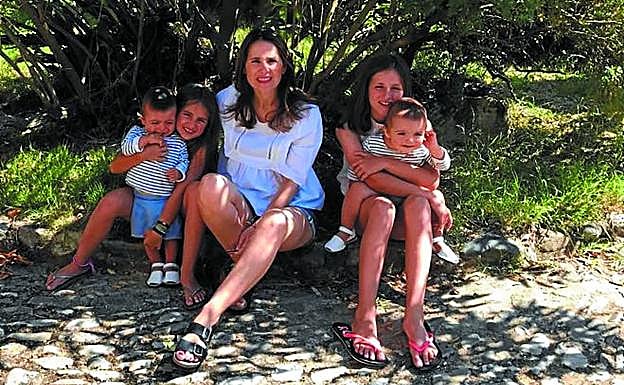 Bakartxo Tejeria junto a sus hijos en Ollauri