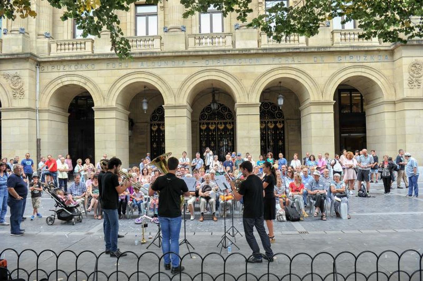 Calles, iglesias y hasta el atarpe de Cáritas han sido los protagonistas del primer día de Quincena Musical en San Sebastián