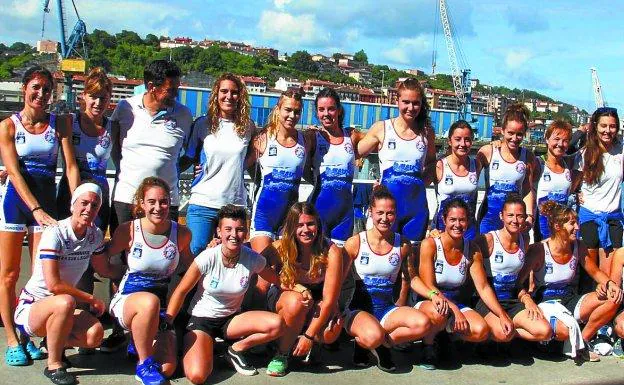 La plantilla femenina del club Arraun Lagunak Donostia, con la actual equipación deportiva. 