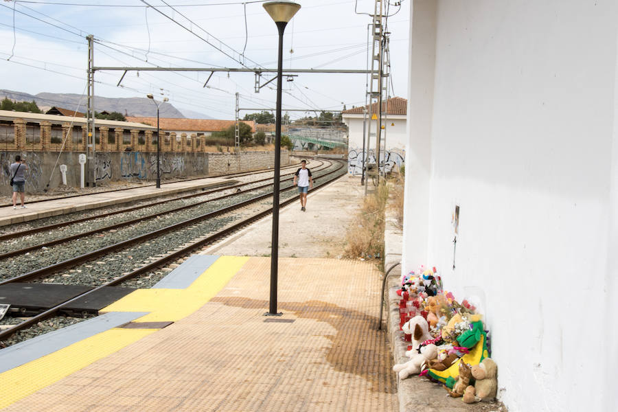 Los vecinos de la localidad malagueña siguen sin creer el caso de la pequeña tras conocer que una cámara de seguridad registró a la niña caminando sola sobre las vías del tren.