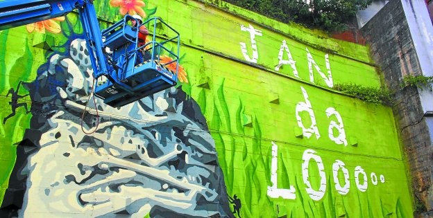 Lema. El mural de 450 metros cuadrados de superficie está presidido por el lema udalatxzale de 'Jan da lo'. 