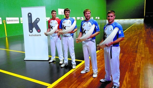 El campeón Urriza, Barrenetxea IV, Endika y Ezkurra II, en la presentación del Torneo Kutxabank ayer en Galarreta. 