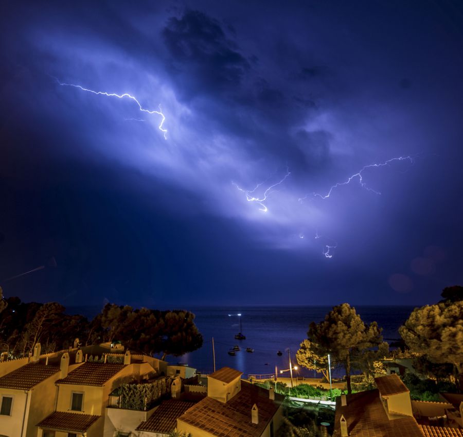 Una tormenta con cientos de rayos ilumina la playa de Sant Elm, Andratx, en la isla de Mallorca. 