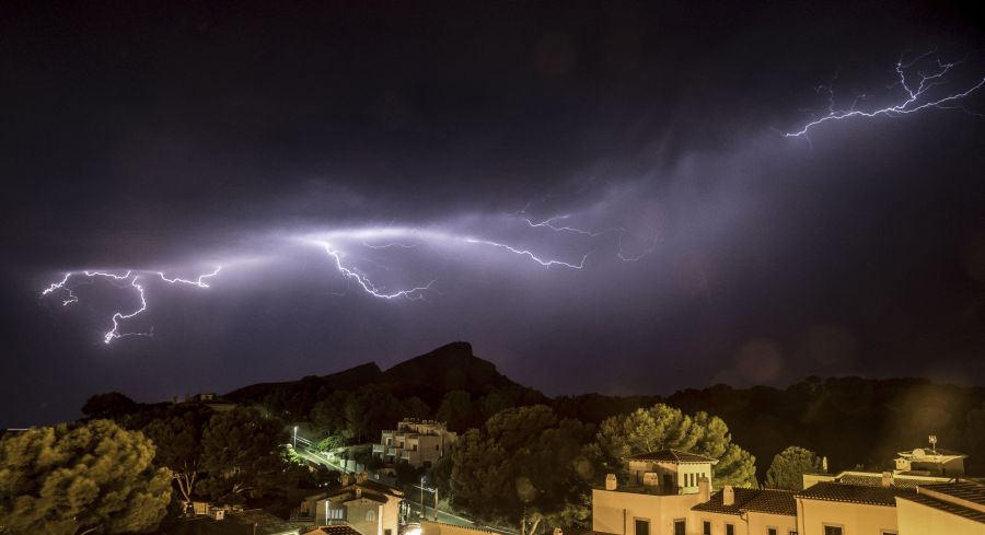 Una tormenta con cientos de rayos ilumina la playa de Sant Elm, Andratx, en la isla de Mallorca. 