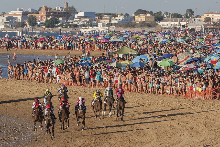 Se ha celebrado la 172 edición de las Carreras de Caballos de Sanlúcar de Barrameda. Cientos de personas se acercaron a admirar el acto, declarado de Interés Turístico Internacional, llenando la playa y los palcos. 