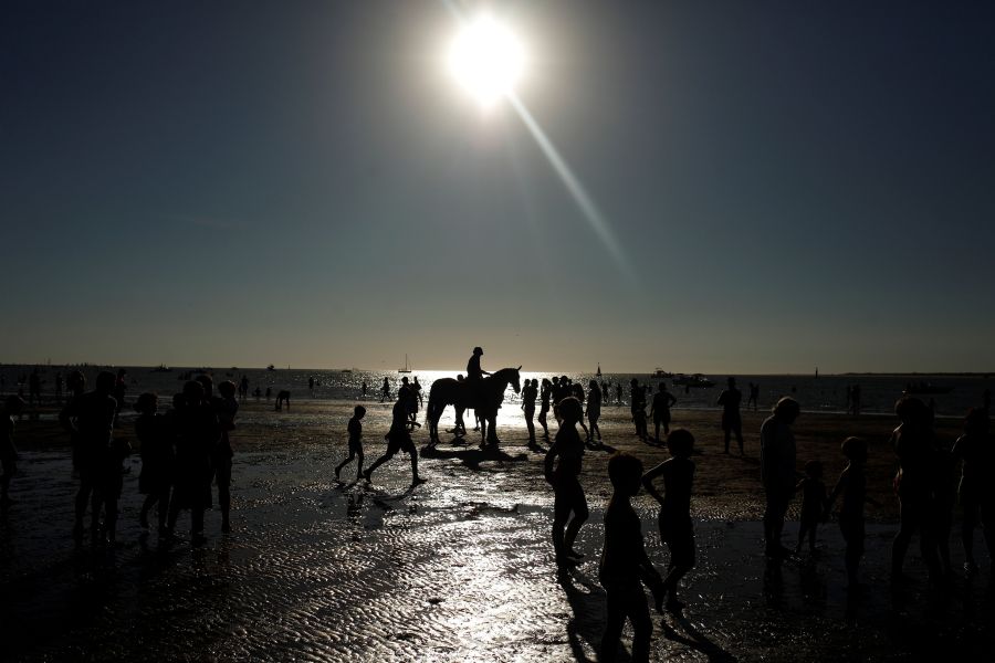 Se ha celebrado la 172 edición de las Carreras de Caballos de Sanlúcar de Barrameda. Cientos de personas se acercaron a admirar el acto, declarado de Interés Turístico Internacional, llenando la playa y los palcos. 