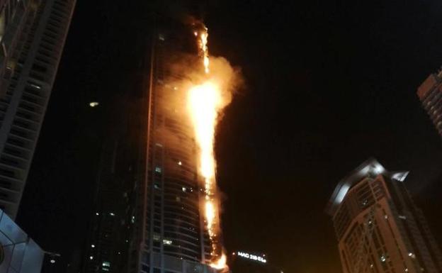 Espectacular incendio en la torre 'La Antorcha' de Dubai