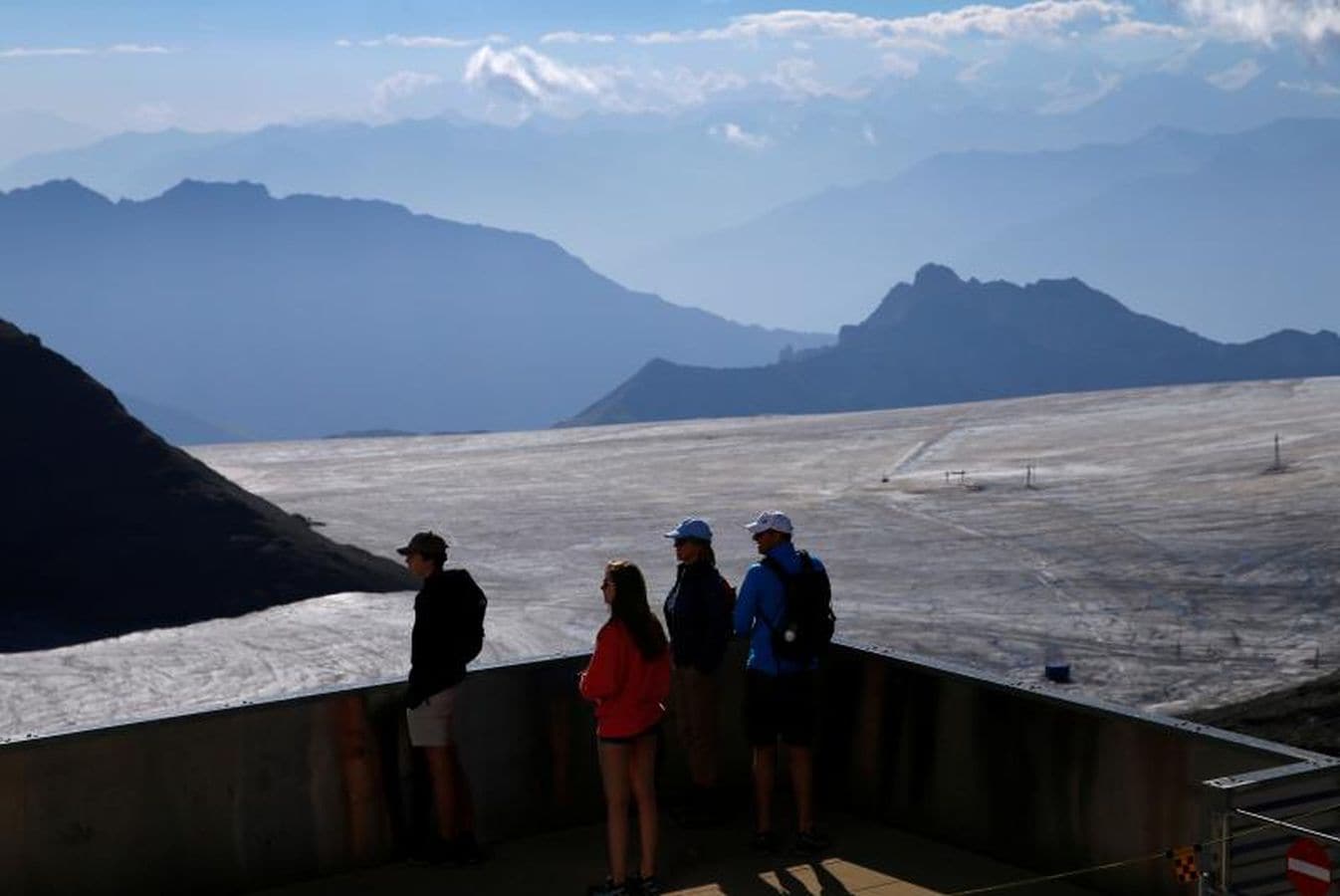 El hallazgo de las cadáveres de Marcelin y Francine Dumoulin 75 años después de su desaparición en el glaciar suizo Tsanfleuron saca a la luz su oscura leyenda: los casi 300 cadáveres que esconde entre sus grietas. Turistas de medio mundo recorren sus heladas faldas para llegar a Glacier 3000, la estación de esquí situada en su parte superior, sin conocer este oscuro secreto